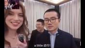笑死！徐静雨在国外美女主持面前，大秀东北塑料英语🤣