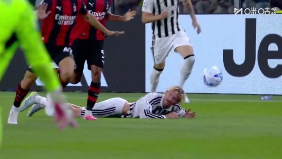 尤文补时1-1绝平米兰！库普梅纳斯传中，加蒂头球势大力沉得手