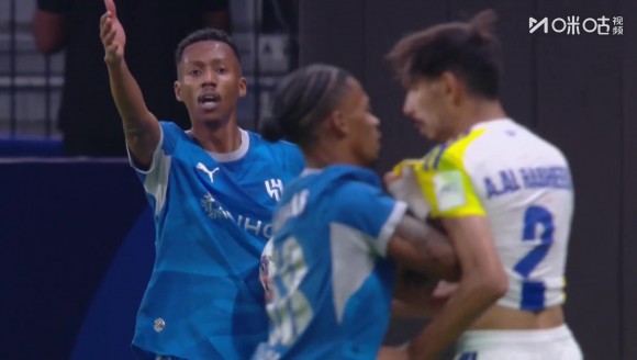 双双染红！萨默维尔怒推对手，本纳塞尔为队友出头拉拽头发同染红